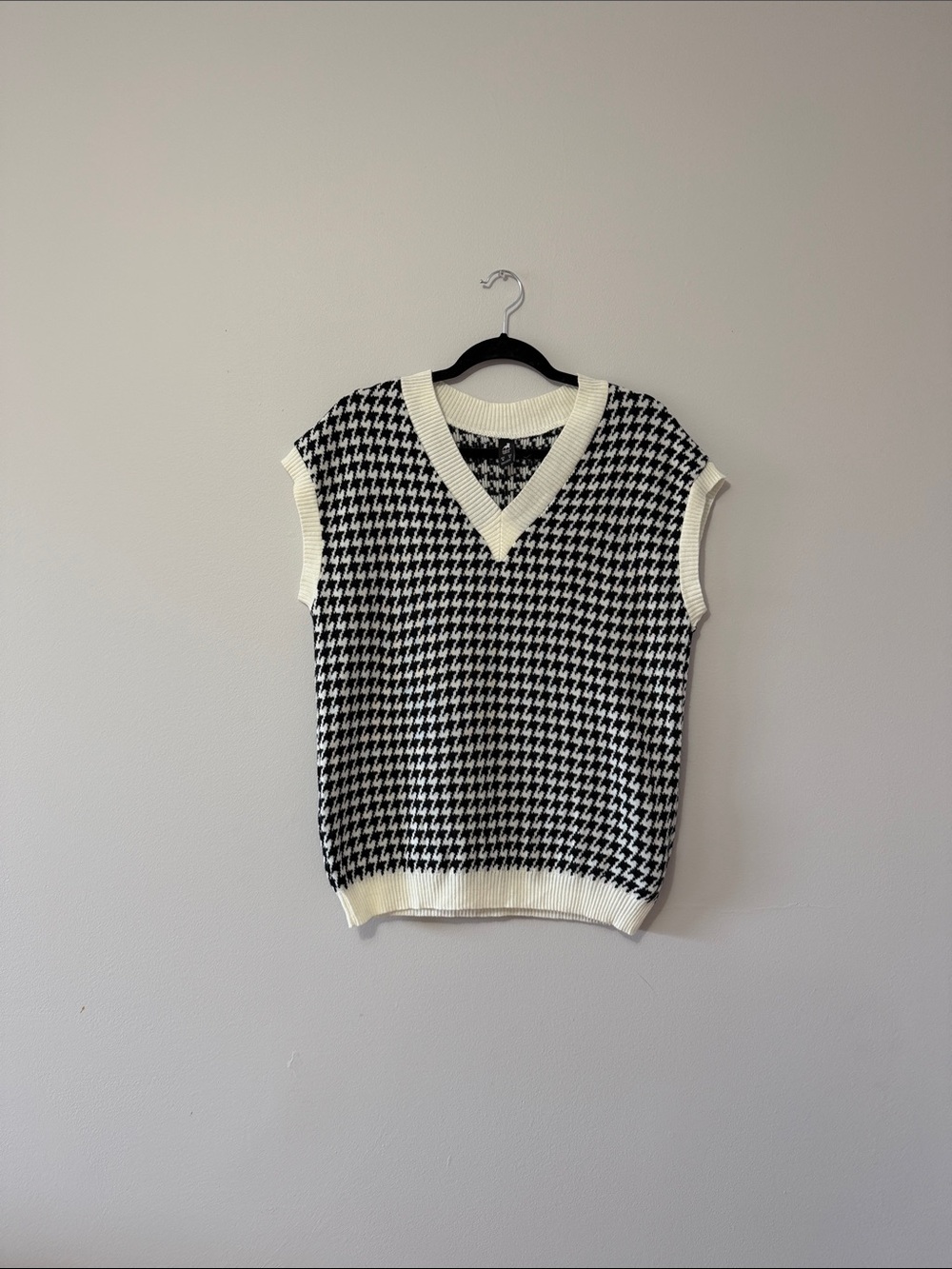 Classic Houndstooth Sleeveless V-Neck Sweater Vest in Black and White